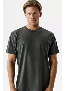 Atlantic bawełniany t-shirt męski NMT-033-KHAKI CIEMNY, Kolor khaki, Rozmiar L, ATLANTIC ze sklepu Primodo w kategorii T-shirty męskie - zdjęcie 189342781