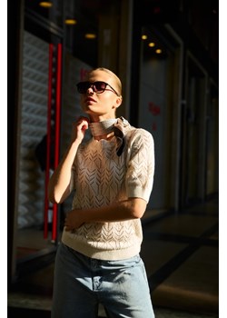 Ażurowy sweter beżowy ze sklepu Moodo.pl w kategorii Swetry damskie - zdjęcie 189347642