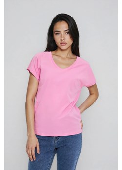 Bawełniany t-shirt z dekoltem w serek różowy ze sklepu Moodo.pl w kategorii Bluzki damskie - zdjęcie 189347660