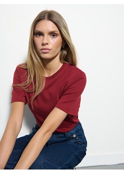 Mohito - Bordowy t-shirt z merceryzowanej bawełny - kasztanowy ze sklepu Mohito w kategorii Bluzki damskie - zdjęcie 189347892