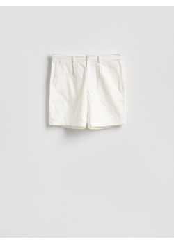 Reserved - Bawełniane szorty regular - biały ze sklepu Reserved w kategorii Spodnie męskie - zdjęcie 189348831