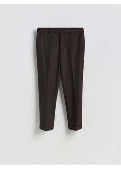 Reserved - Garniturowe spodnie carrot - ciemnobrązowy ze sklepu Reserved w kategorii Spodnie męskie - zdjęcie 189363232