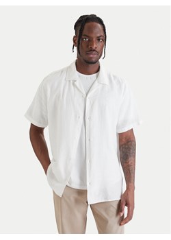 Calvin Klein Koszula LV04LF137G Biały Relaxed Fit ze sklepu MODIVO w kategorii Koszule męskie - zdjęcie 189368843