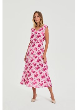 Sukienka midi w kwiaty różowa ze sklepu Moodo.pl w kategorii Sukienki - zdjęcie 189370011