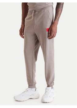 HUGO Spodnie dresowe Doak212 50447963 Brązowy Regular Fit ze sklepu MODIVO w kategorii Spodnie męskie - zdjęcie 189370680