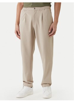 Calvin Klein Spodnie materiałowe LV04LF607G Beżowy Tapered Fit ze sklepu MODIVO w kategorii Spodnie męskie - zdjęcie 189370690