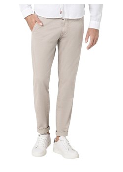 Timezone Spodnie chino "Lui" - Regular fit - w kolorze beżowym ze sklepu Limango Polska w kategorii Spodnie męskie - zdjęcie 189376772