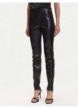 Guess Spodnie z imitacji skóry New Prescilla Regular W4BB18 WGIK0 Czarny Slim Fit ze sklepu MODIVO w kategorii Spodnie damskie - zdjęcie 189387254