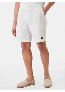 Emporio Armani Szorty sportowe EM000591 AF20428 U0002 Biały ze sklepu MODIVO w kategorii Spodenki męskie - zdjęcie 189387311