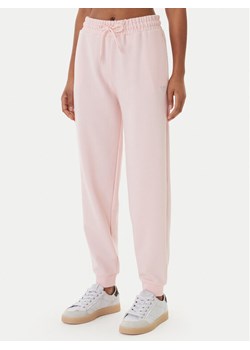 Guess Spodnie dresowe V6GB11 K3095 Różowy Regular Fit ze sklepu MODIVO w kategorii Spodnie damskie - zdjęcie 189387332