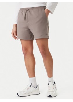 Tommy Jeans Szorty sportowe DM0DM21931 Beżowy Regular Fit ze sklepu MODIVO w kategorii Spodenki męskie - zdjęcie 189390772