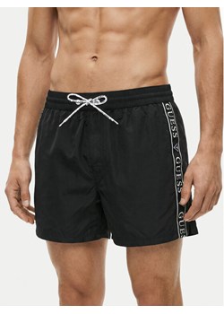 Guess Szorty kąpielowe F6GT00 WN162 Czarny Regular Fit ze sklepu MODIVO w kategorii Kąpielówki - zdjęcie 189390790