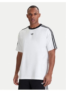 adidas T-Shirt adicolor Jacquard KD5829 Biały Loose Fit ze sklepu MODIVO w kategorii T-shirty męskie - zdjęcie 189395442