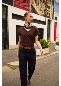 Bawełniany t-shirt z dekoltem w serek brązowy ze sklepu Moodo.pl w kategorii Bluzki damskie - zdjęcie 189396020