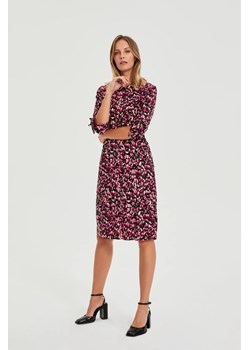 Wzorzysta sukienka fuksjowa ze sklepu Moodo.pl w kategorii Sukienki - zdjęcie 189396021