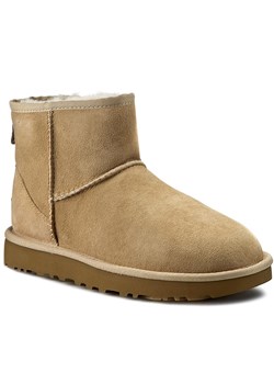 Śniegowce Ugg W Classic Mini II 1016222 Beżowy ze sklepu eobuwie.pl w kategorii Śniegowce damskie - zdjęcie 28723392