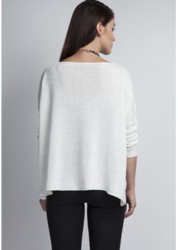 Ciepły sweter damski typu oversize - ecru ze sklepu Cudmoda w kategorii Swetry damskie - zdjęcie 57622252