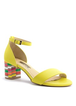 Żółte skórzane sandały na mozaikowym obcasie 23S ze sklepu NESCIOR w kategorii Sandały damskie - zdjęcie 59992511