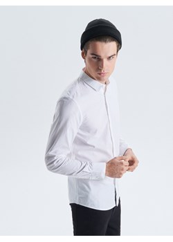 Cropp - Gładka koszula slim fit - biały ze sklepu Cropp w kategorii Koszule męskie - zdjęcie 63341382