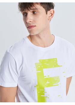 Cropp - Koszulka z kolekcji Futuristic Youths - biały ze sklepu Cropp w kategorii T-shirty męskie - zdjęcie 63895033