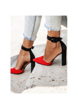 Czółenka DeeZee na wysokim obcasie w noskiem w szpic bez wzorów z klamrą 