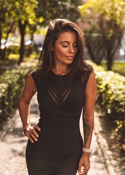 Sukienka bez rękawów mini dopasowana nylonowa 