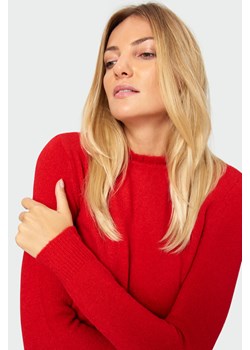 Czerwony sweter z riuszką ze sklepu Greenpoint.pl w kategorii Swetry damskie - zdjęcie 78469530