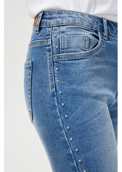 Jeansy skinny z ozdobnymi dżetami ze sklepu Moodo.pl w kategorii Jeansy damskie - zdjęcie 81600412