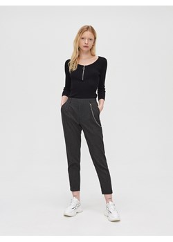 Cropp - Spodnie jogger tailoring - szary ze sklepu Cropp w kategorii Spodnie damskie - zdjęcie 82178494