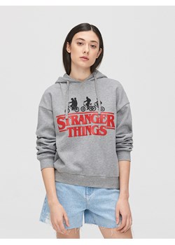 Cropp - Bluza Stranger Things - jasny szary ze sklepu Cropp w kategorii Bluzy damskie - zdjęcie 83176590