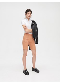 Cropp - Szorty chino z łańcuchem - beżowy ze sklepu Cropp w kategorii Szorty - zdjęcie 85051254