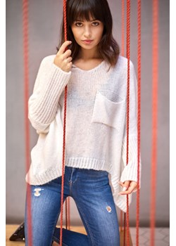 BK018 Luźny sweter z kieszenią - ecru ze sklepu Świat Bielizny w kategorii Swetry damskie - zdjęcie 85519061