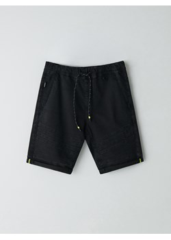 Cropp - Denimowe szorty jogger - czarny ze sklepu Cropp w kategorii Spodenki męskie - zdjęcie 85974411