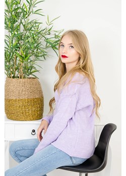 FIOLETOWY LUŹNY SWETER Z DEKOLTEM W SZPIC ze sklepu olika.com.pl w kategorii Swetry damskie - zdjęcie 93134610