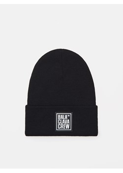 Cropp - Czarna czapka beanie z naszywką - biały ze sklepu Cropp w kategorii Czapki zimowe męskie - zdjęcie 93387661