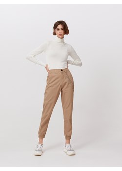 Cropp - Joggery high waist z łańcuchem - beżowy ze sklepu Cropp w kategorii Spodnie damskie - zdjęcie 93387683