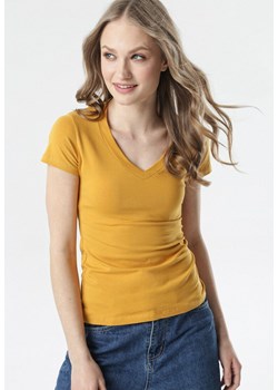 Ciemnożółty T-shirt Aegameda ze sklepu Born2be Odzież w kategorii Bluzki damskie - zdjęcie 95002561