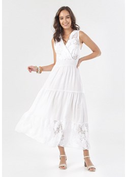 Biała sukienka Born2be bez rękawów w stylu boho kopertowa 