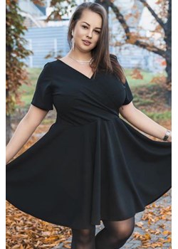Sukienka rozkloszowana JOWITA dekolt koperta gładka plus size czarna ze sklepu karko.pl w kategorii Sukienki - zdjęcie 95782741