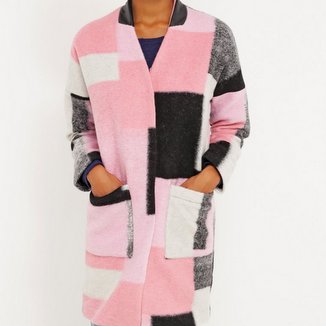 Jak stylowo nosić róż i czerń?