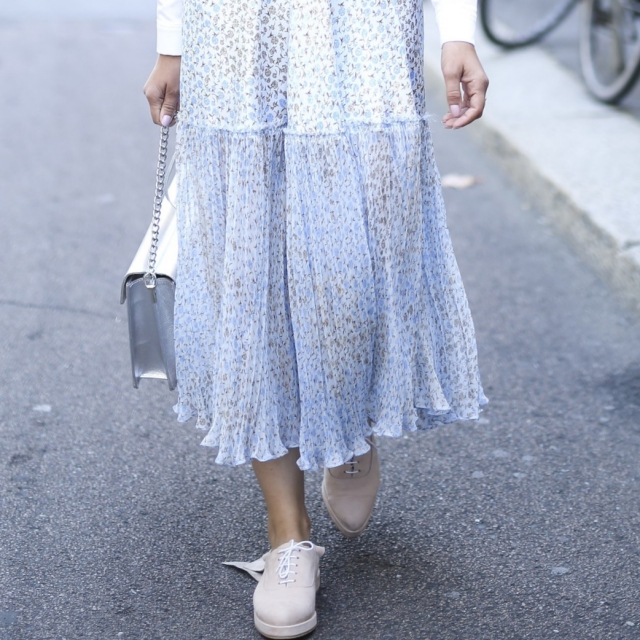 5 sposobów na plisowane ubrania - jak je nosić?