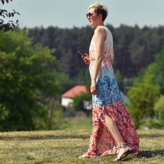 Długie sukienki w stylizacjach gwiazd