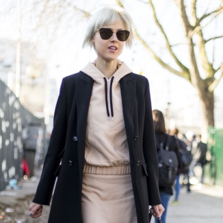 Jak nosić bluzę z kapturem?