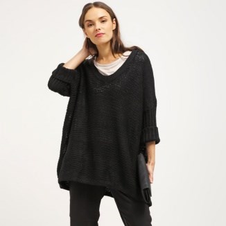 Jak nosić sweter typu oversize? - zdjęcie produktu