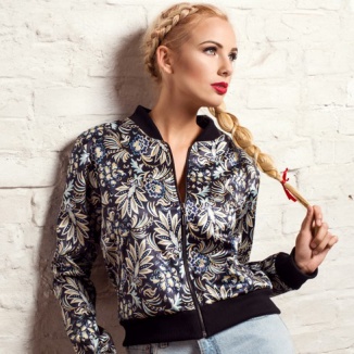 Jak nosić ubrania w kwiatowe wzory?