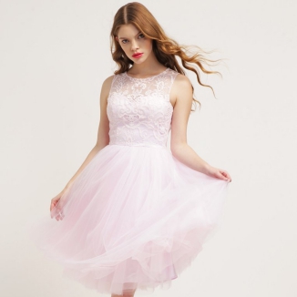 Najmodniejsze sukienki na studniówkę