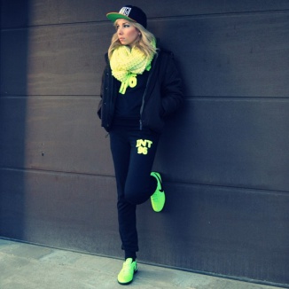 Neonowe dodatki - jak i z czym nosić?