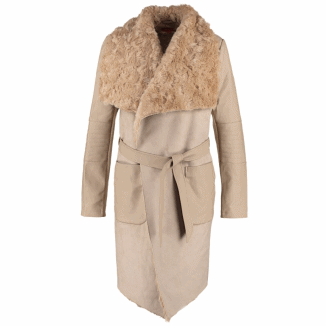 Ponadczasowy must have: beżowy płaszcz
