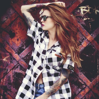 Z czym i jak nosić ubrania w kratę?