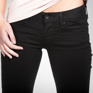 Zawsze modne: czarne rurki